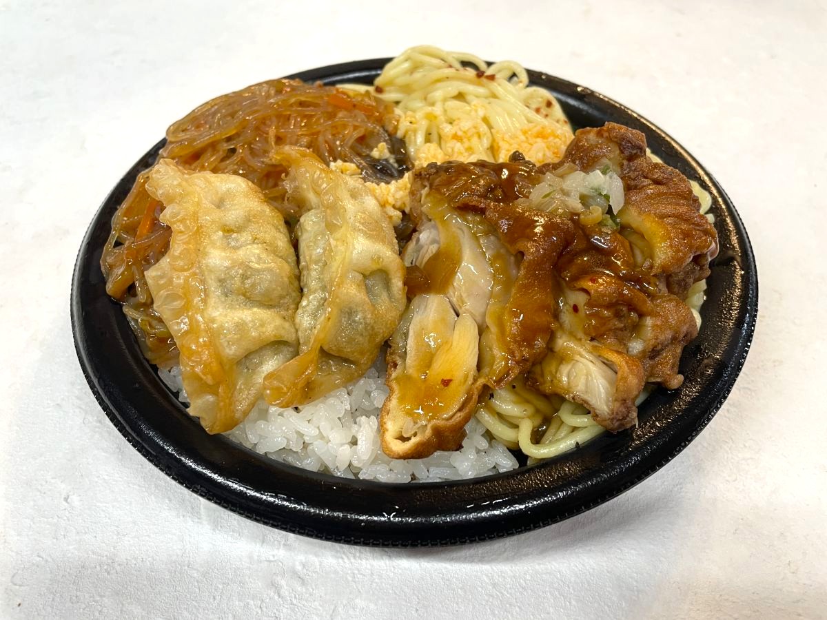 【セブンイレブン】ドカ盛り！欲張り中華弁当（ドカ食い大好き！もちづきさんコラボ）を実食レビュー！